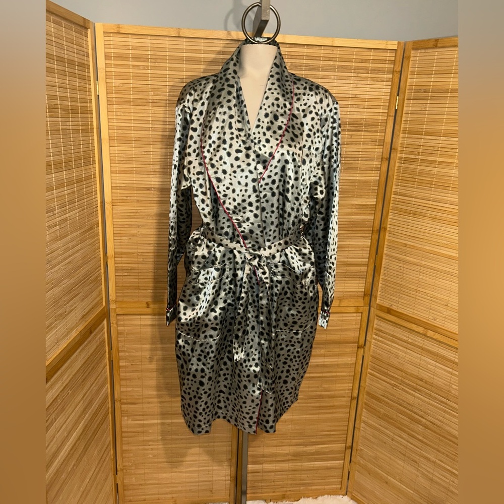 Vintage Disney Store 101 Dalmatians Cruella gray black satin robe woman’s Medium